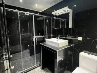 Forumland Real Estate, Μπάνιο