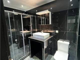 Forumland Real Estate, Μπάνιο