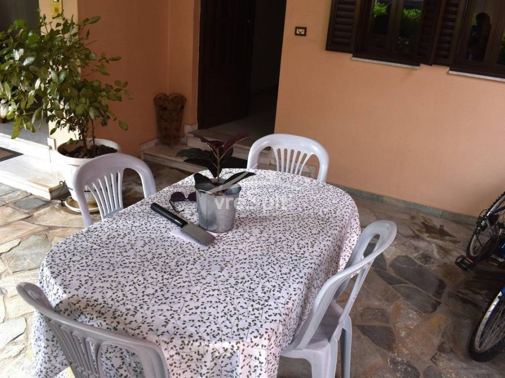 ΕΜΠΡΟΣΘΕΝ ΑΥΛΙΟΣ ΧΩΡΟΣ