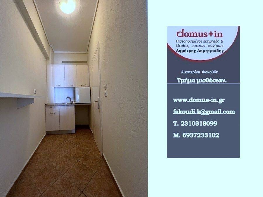 Κουζινάκι και είσοδος WC, δεξιά.