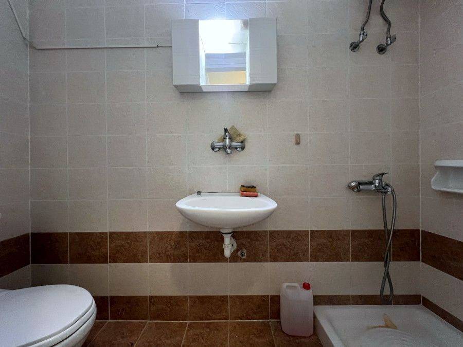 WC με ντουζιέρα.