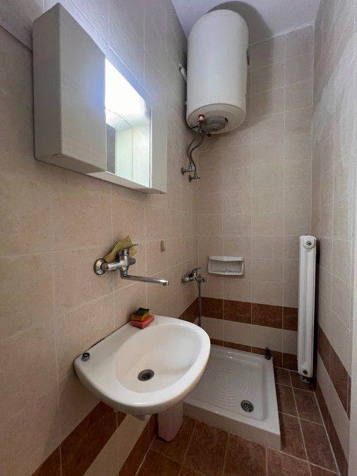 WC με ντουζιέρα.