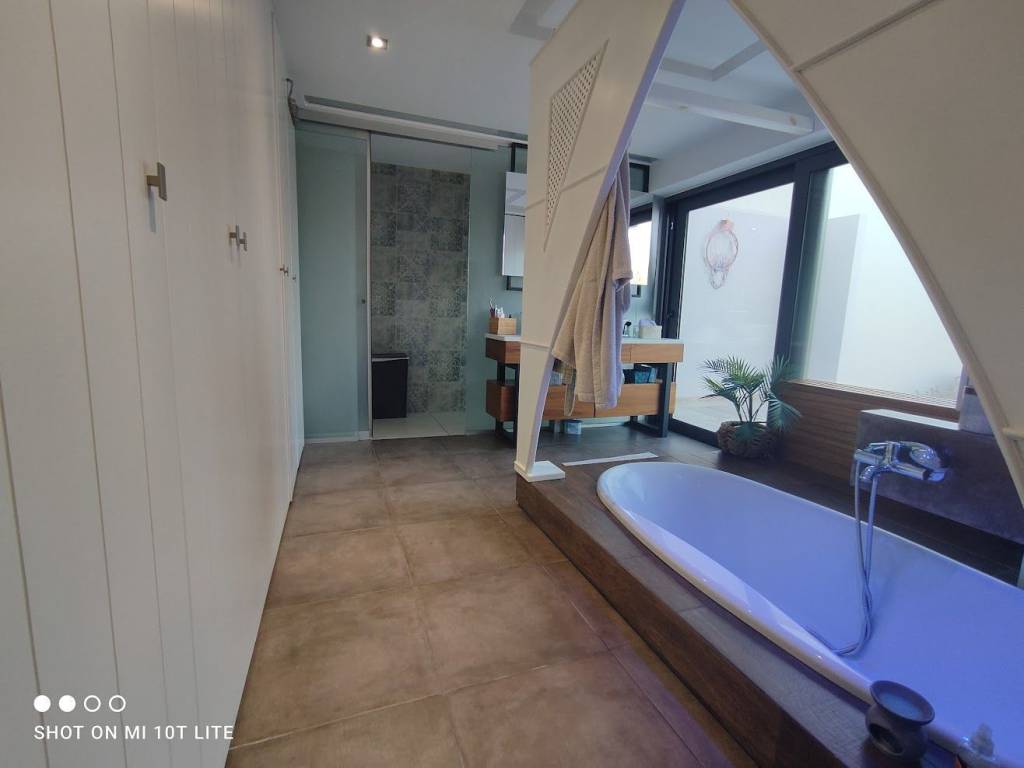 Μπάνιο υπνοδωματίου master, ντουλάπες αριστερά.