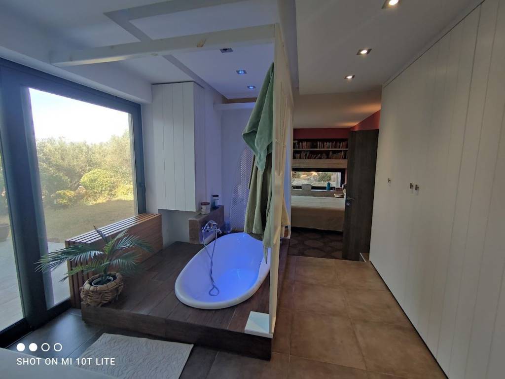 Μπάνιο Υπνοδωματίου master, ντουλάπες δεξιά