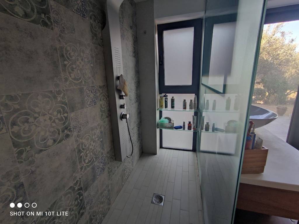 Μπάνιο ντουζιέρα, υπνοδωματίου master