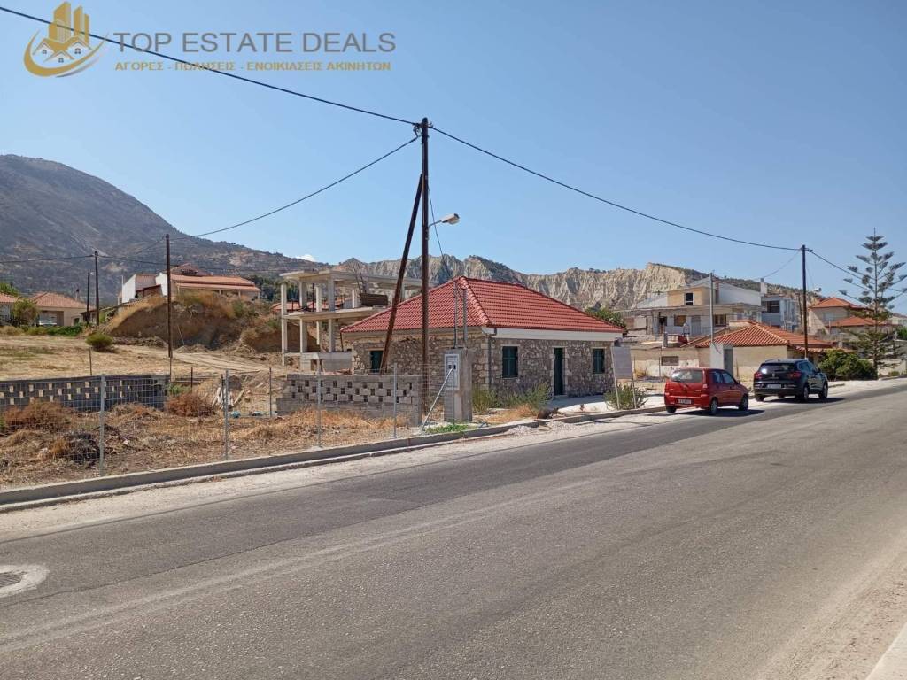 Αριστερά του πετρόκτιστου τα οικόπεδα