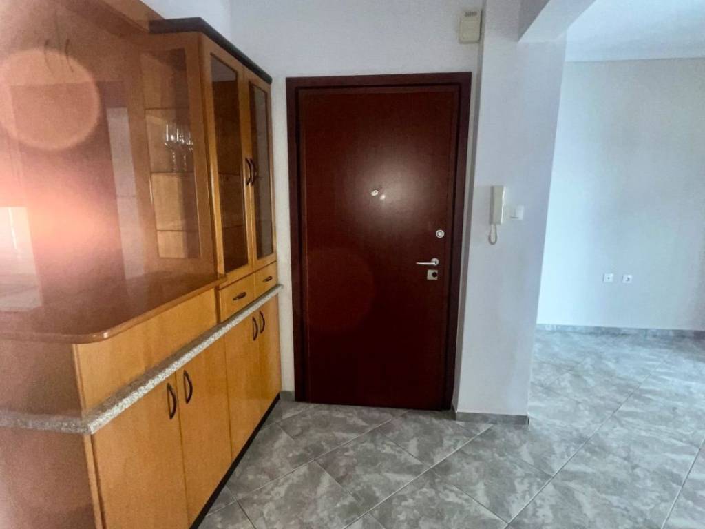 Είσοδος και πόρτα ασφαλείας