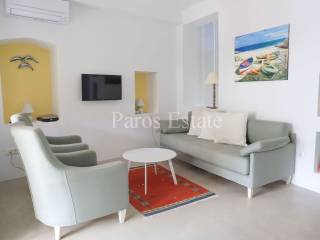 Open plan saloni me koyzina kai trapezaria