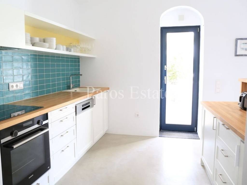 Open plan saloni me koyzina kai trapezaria