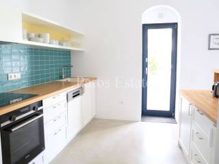 Open plan saloni me koyzina kai trapezaria