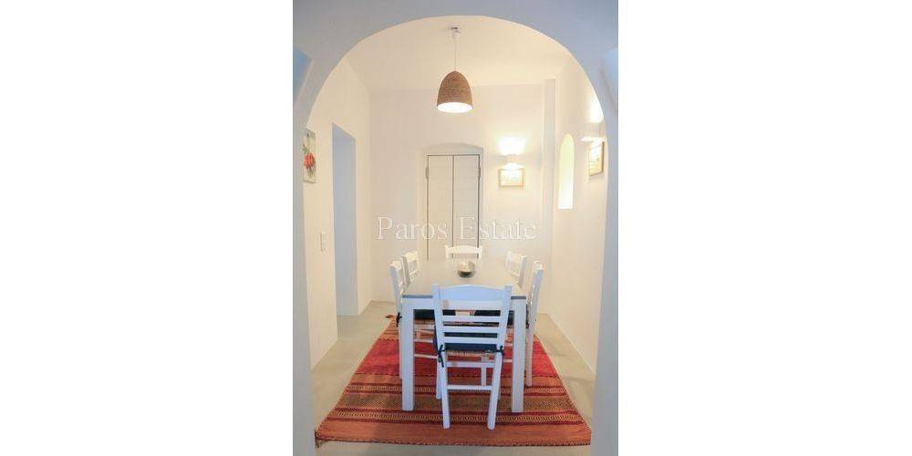 Open plan saloni me koyzina kai trapezaria