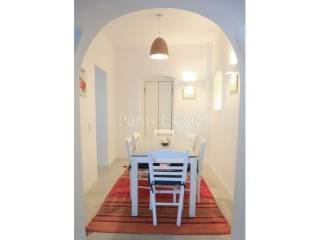 Open plan saloni me koyzina kai trapezaria