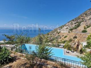 Πισίνα με θέα θάλασσα