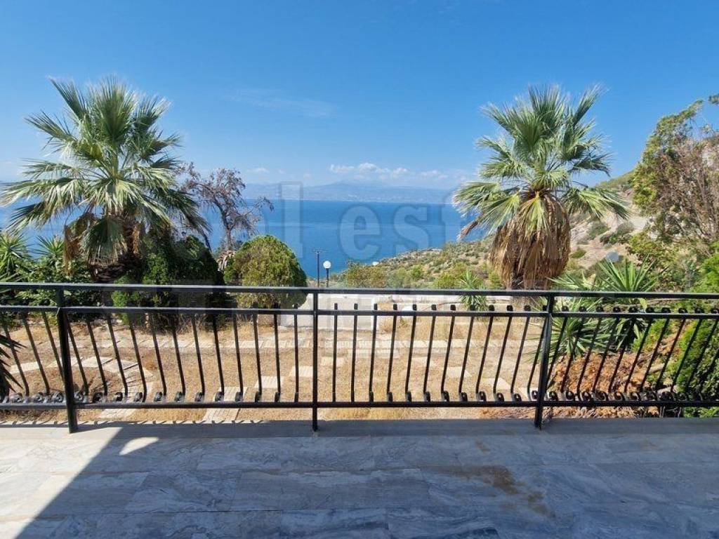 Θέα θάλασσα και βουνό