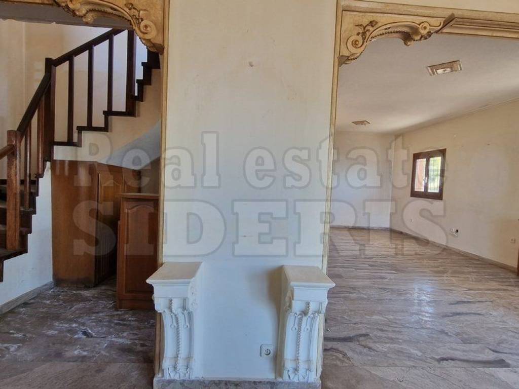 Σκάλα προς πρώτο όροφο