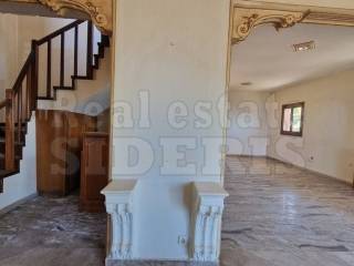 Σκάλα προς πρώτο όροφο