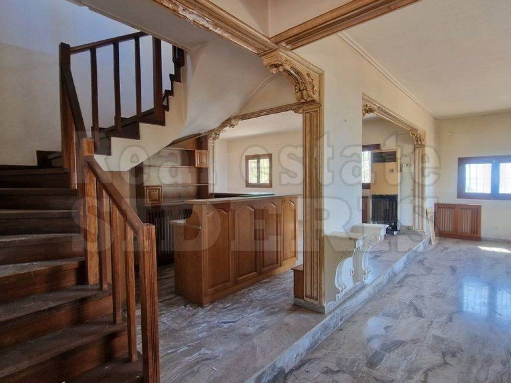 Σκάλα προς πρώτο όροφο