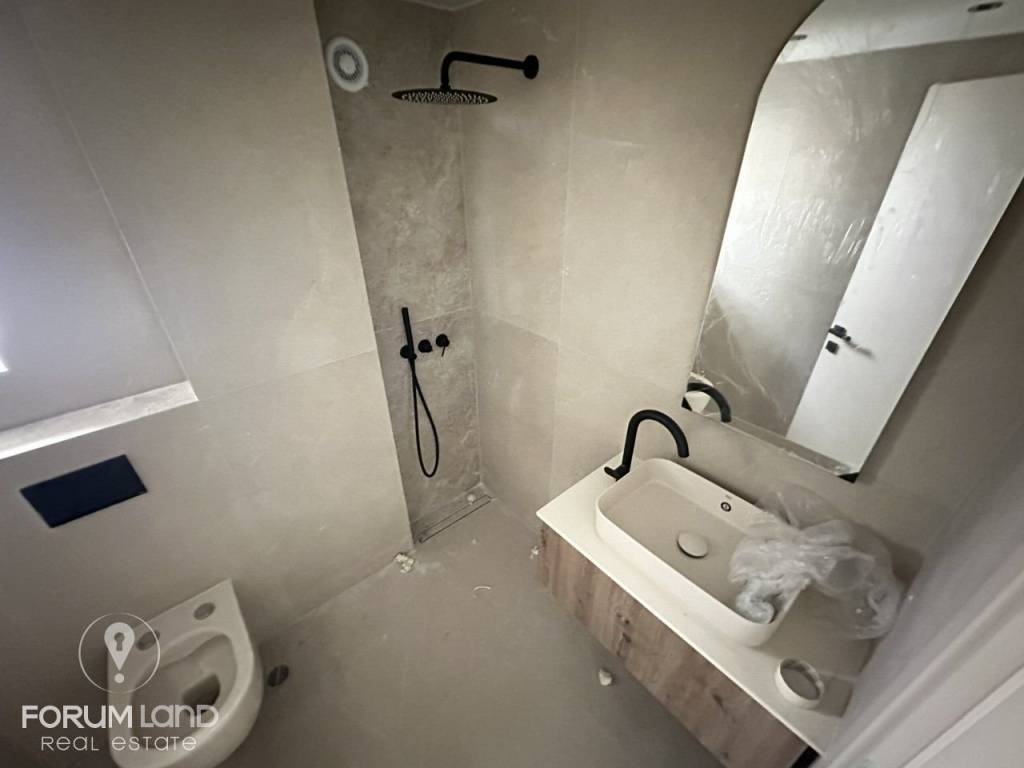 Forumland Real Estate, Μπάνιο