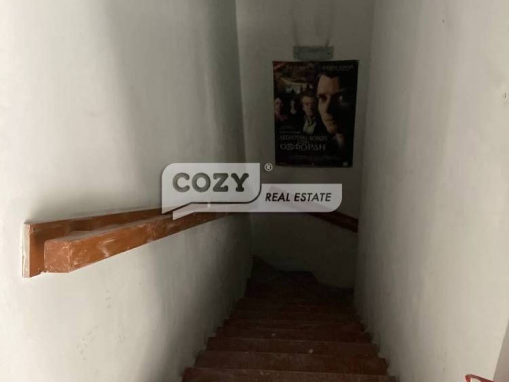 Εσωτερική σκάλα υπογείου