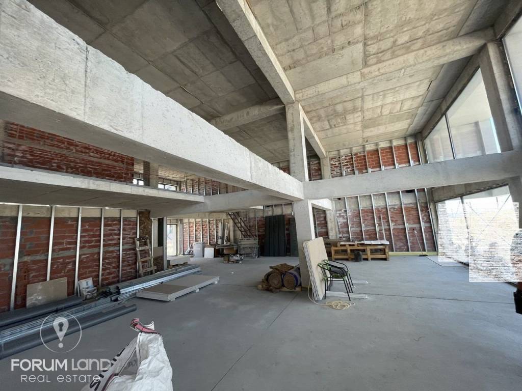 Forumland Real Estate, Ισόγειο κατάστημα