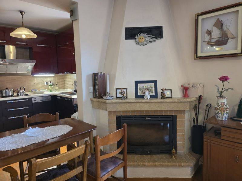 kouzina-enaios-xros-mezoneta-3-mpania.jpg	Φωτεινός ενιαίος χ