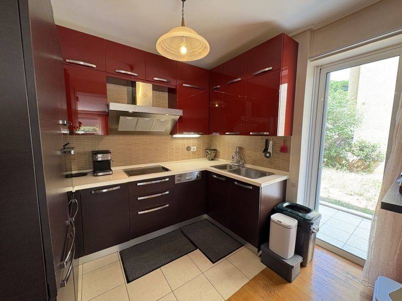 kouzina-enaios-xros-mezoneta-3-mpania.jpg	Φωτεινός ενιαίος χ