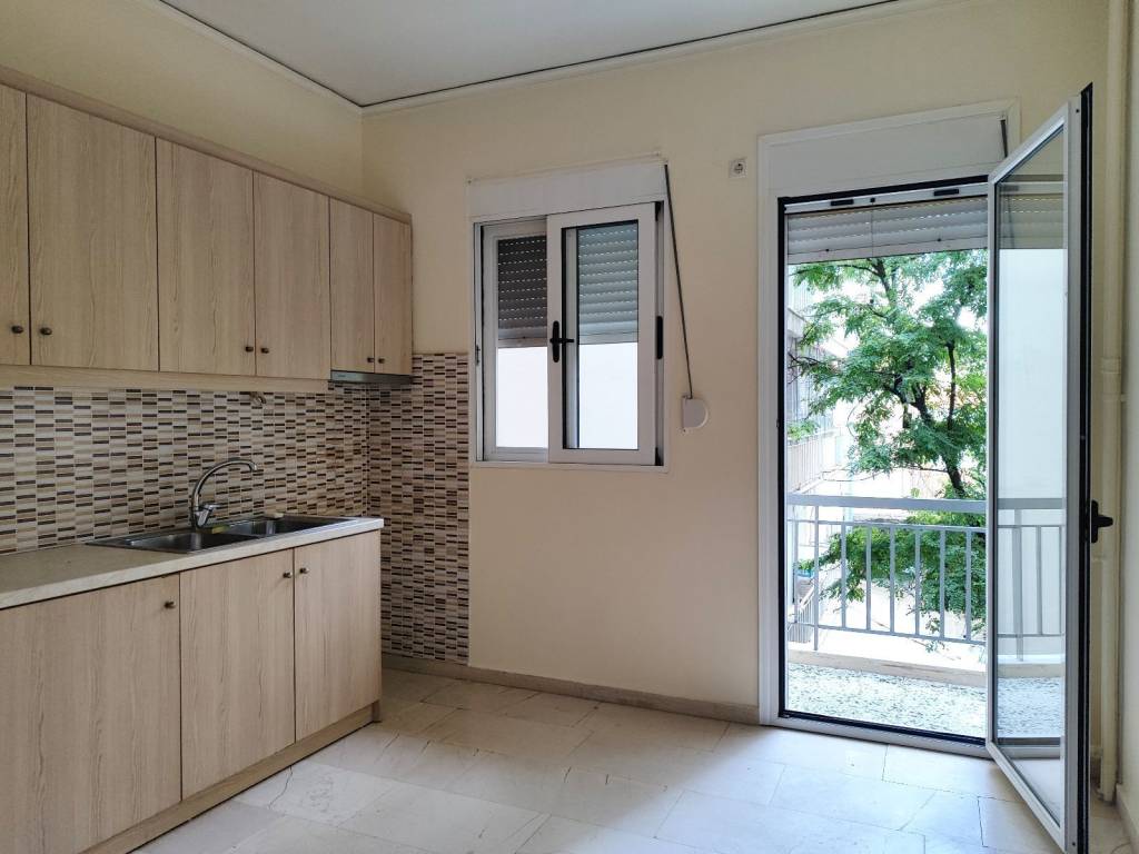 MEGALE KOYZINA ME PROSBASE SE MPALKONI