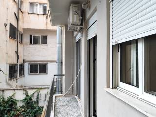 TO MPALKONI APO TEN PISO PLEYRA