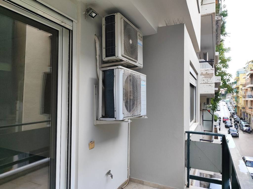 TO 2o MPALKONI ME PROSOPSE SE DROMO