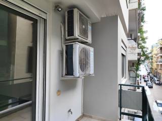 TO 2o MPALKONI ME PROSOPSE SE DROMO