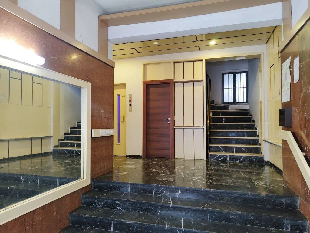 E EISODOS TES POLYKATOIKIAS, ME ASANSER