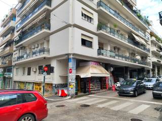 Η ΠΟΛΥΚΑΤΟΙΚΙΑ ΠΟΥ ΒΡΙΣΚΕΤΑΙ ΤΟ ΔΙΑΜΕΡΙΣΜΑ