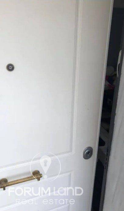 Forumland Real Estate, Θωρακισμένη πόρτα