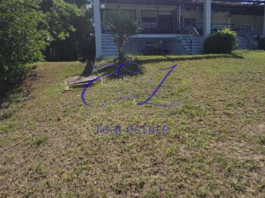 e ayle mprosta apo to mpalkoni