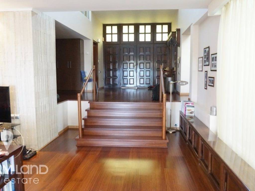 Forumland Real Estate, Είσοδος