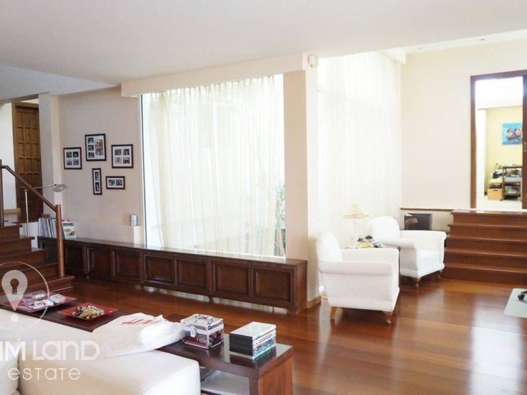 Forumland Real Estate, Σαλόνι με τζάκι