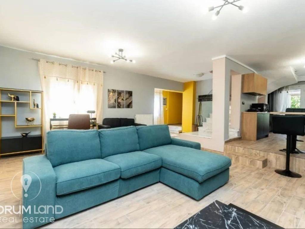 Forumland Real Estate, Σαλόνι