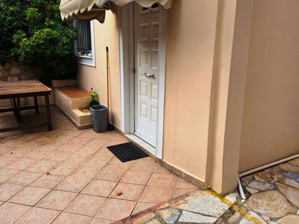 ανεξάρτητη είσοδος από το playroom