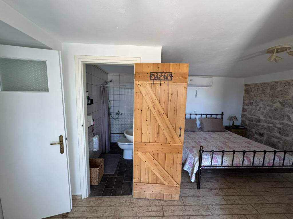 Double bedroom with en-suite bathroom