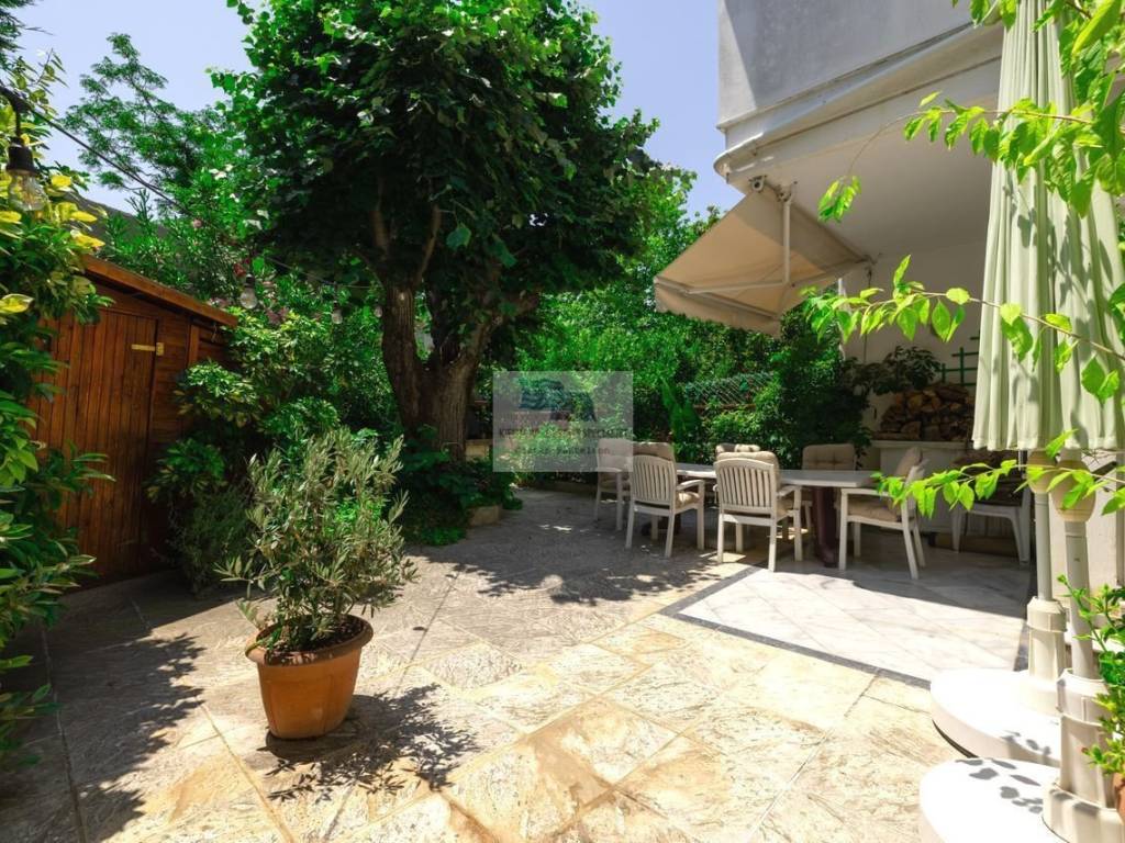 BACK PRIVATE GARDEN WITH BBQ