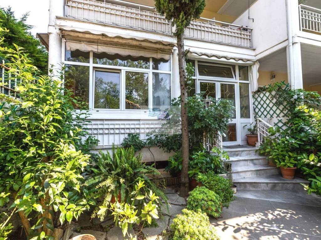 OUTSIDE VIEW OF THE BUILDING - FRONT GARDEN