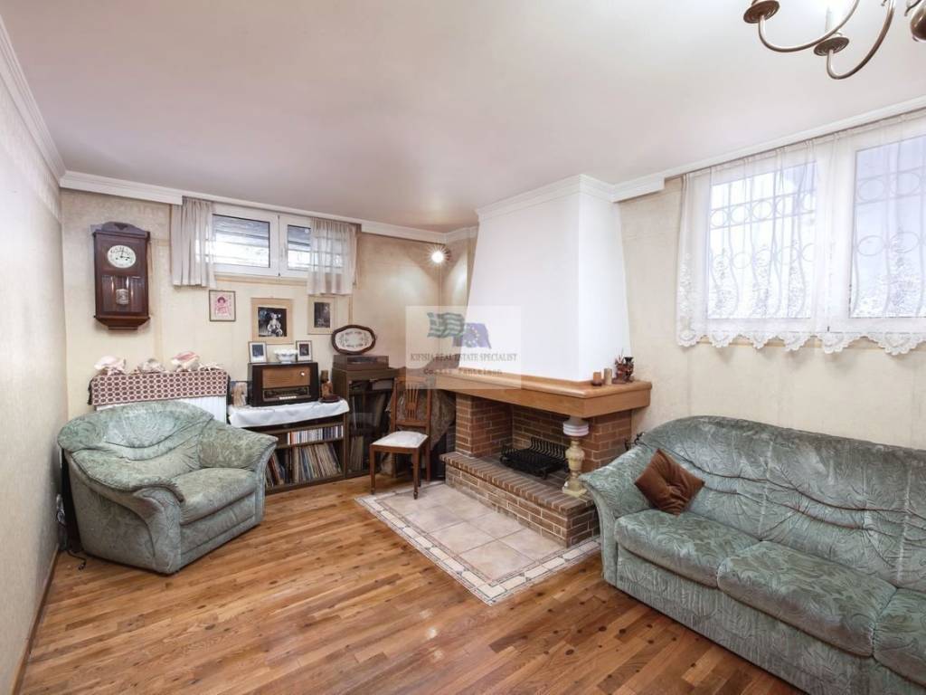 PLAYROOM&#039;S LIVING ROOM