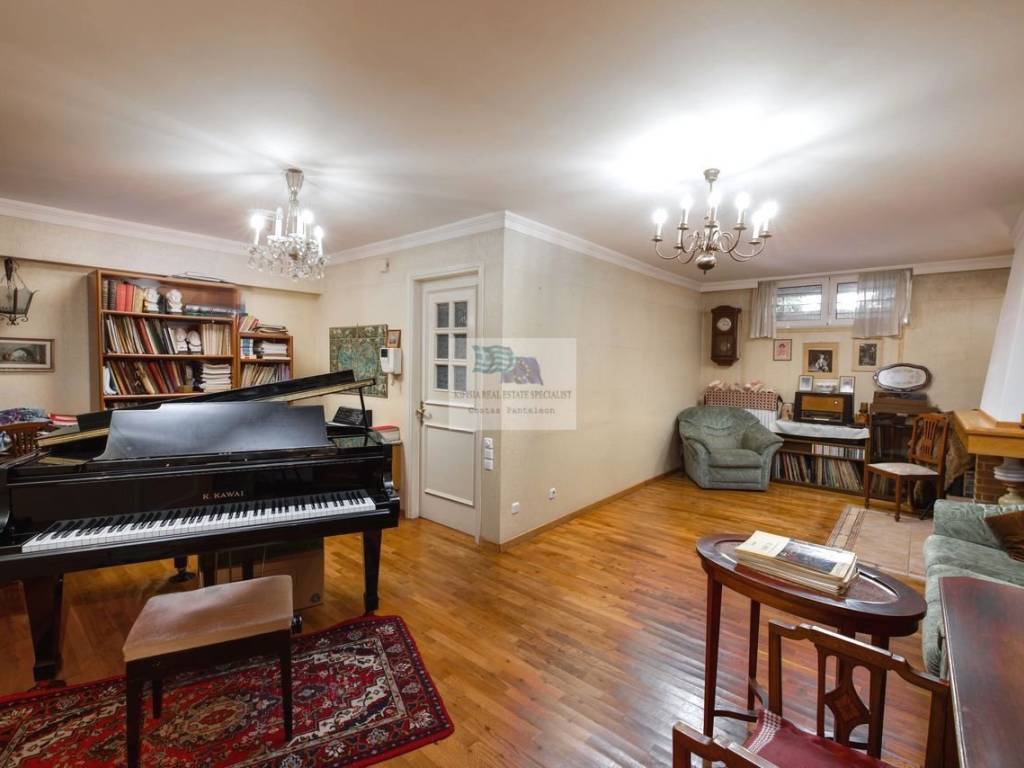 PLAYROOM&#039;S LIVING ROOM