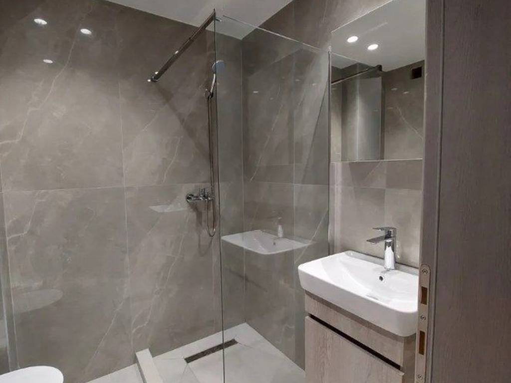 Forumland Real Estate, Μπάνιο