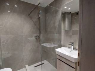 Forumland Real Estate, Μπάνιο