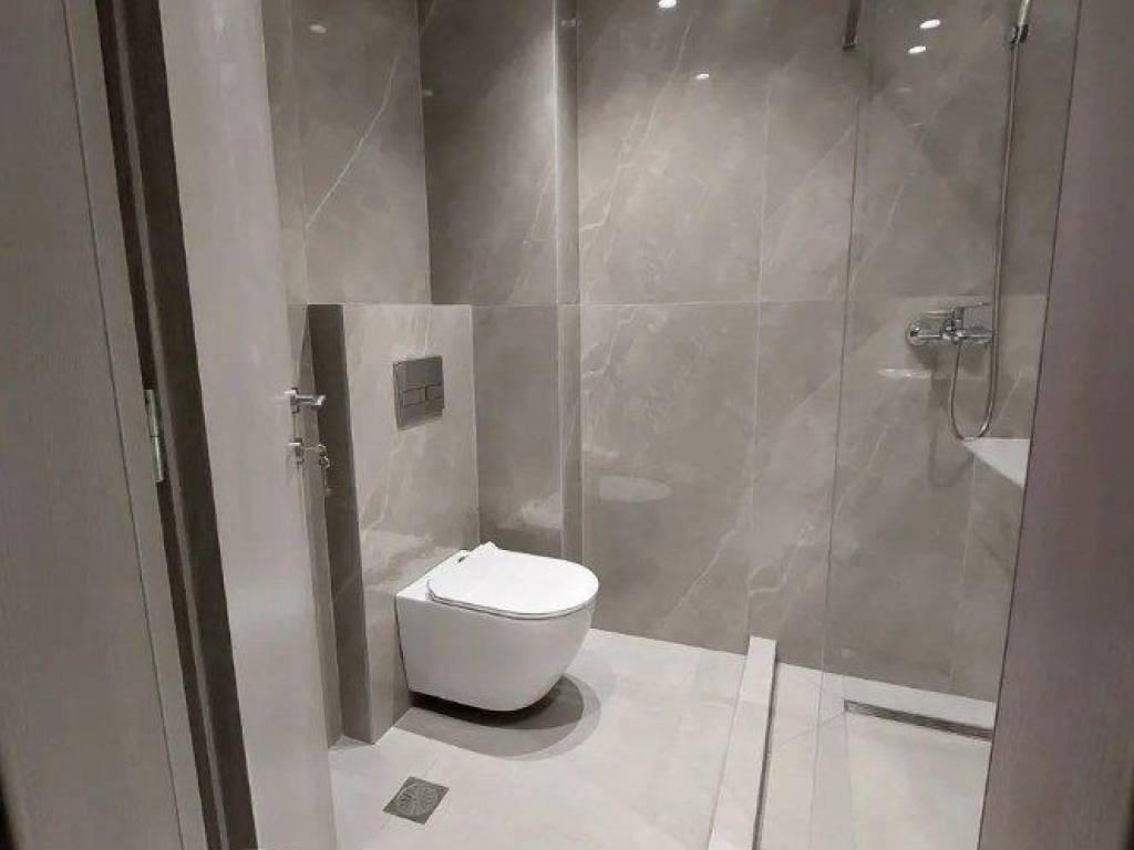 Forumland Real Estate, Μπάνιο