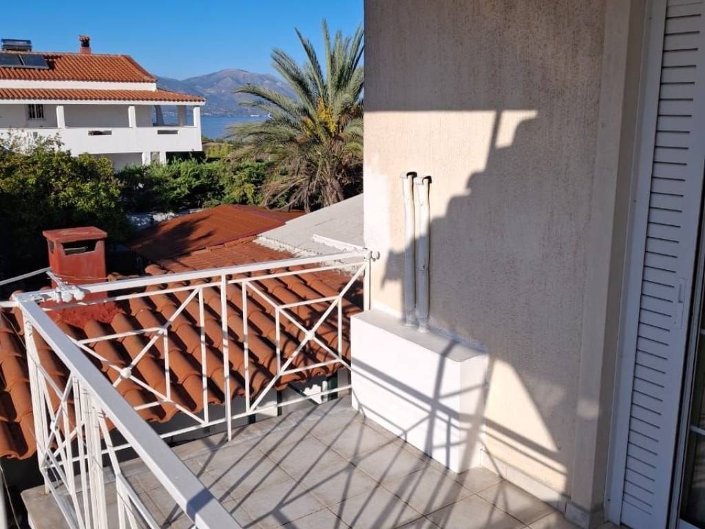 Πίσω μπαλκόνι κρεβατοκάμαρας