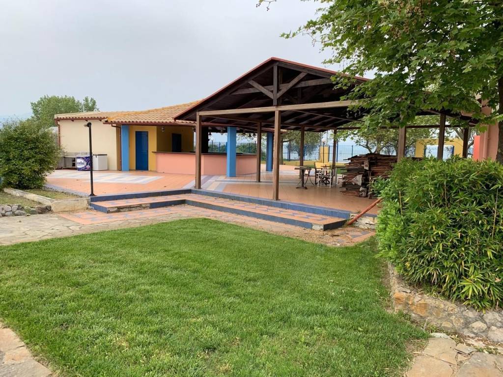 detached house of 220 sq m on two levels on its own plot of