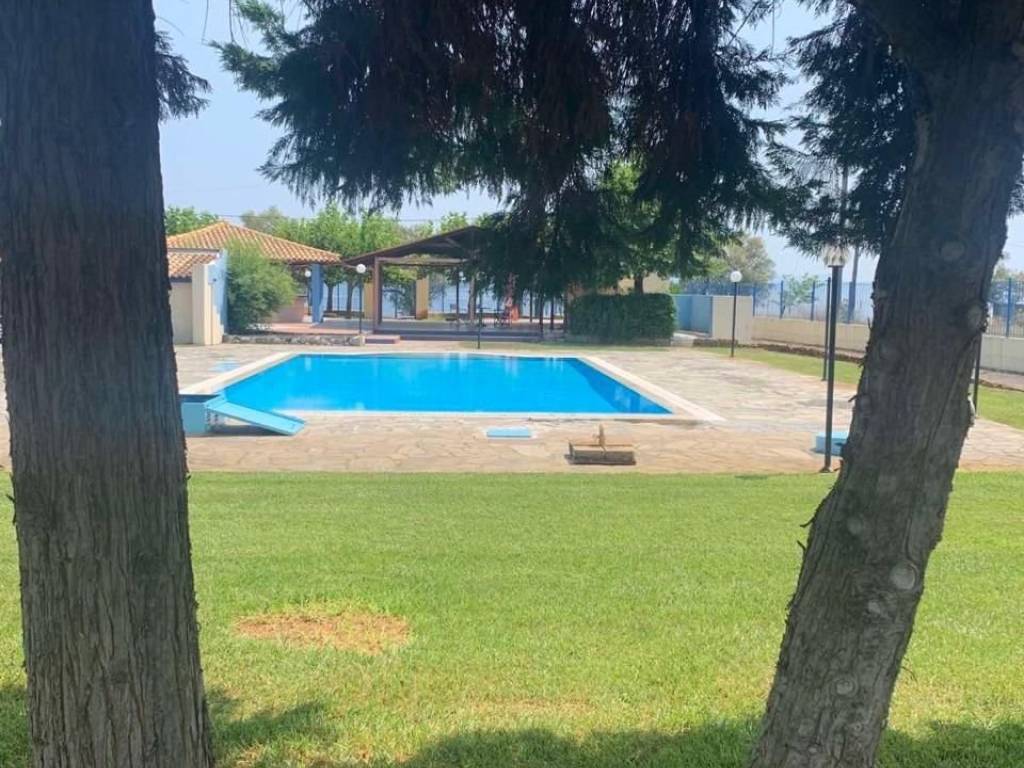 detached house of 220 sq m on two levels on its own plot of