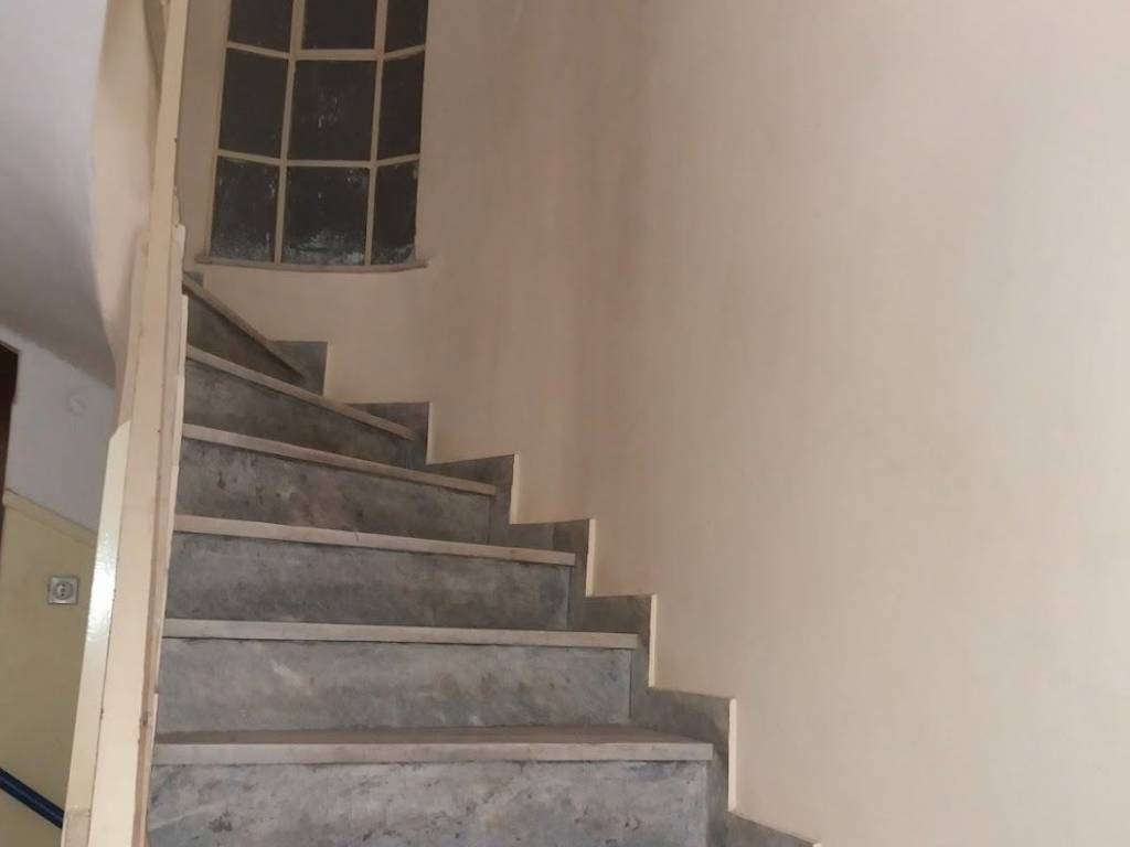 MIKRE SKALA PROS EISODO POLYKATOIKIAS